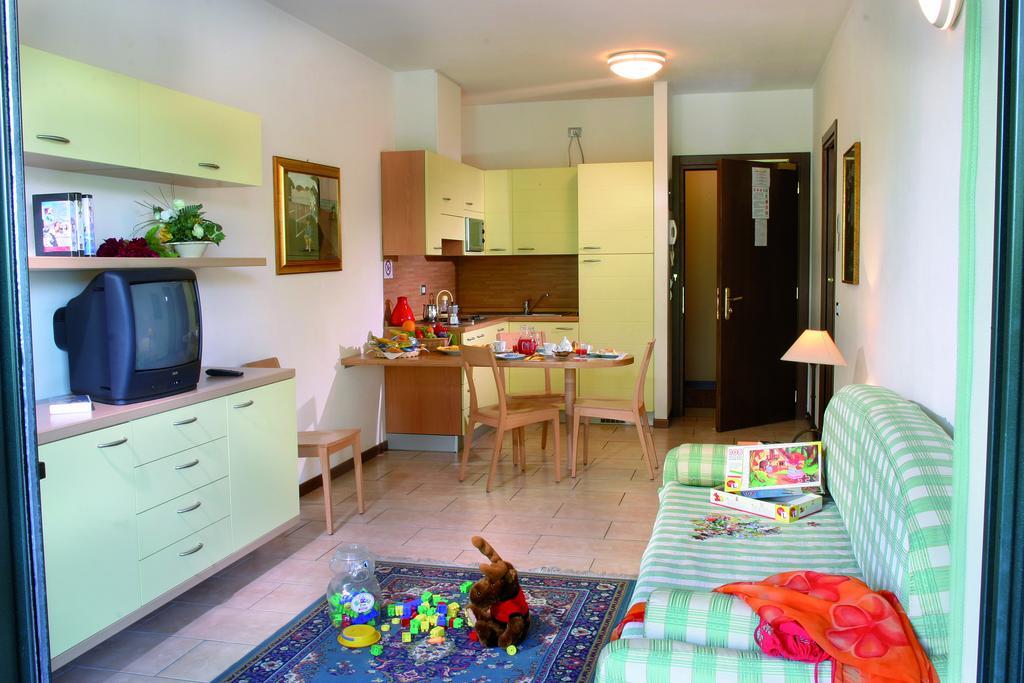 Residence Spiaggia D'Oro デセンツァーノ・デル・ガルダ エクステリア 写真
