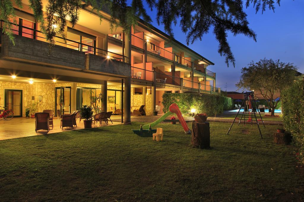 Residence Spiaggia D'Oro デセンツァーノ・デル・ガルダ エクステリア 写真