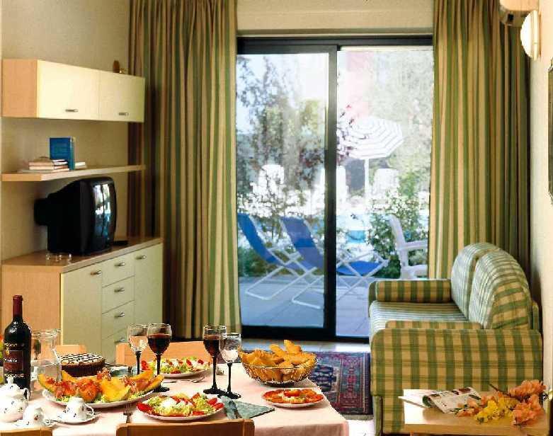 Residence Spiaggia D'Oro デセンツァーノ・デル・ガルダ エクステリア 写真
