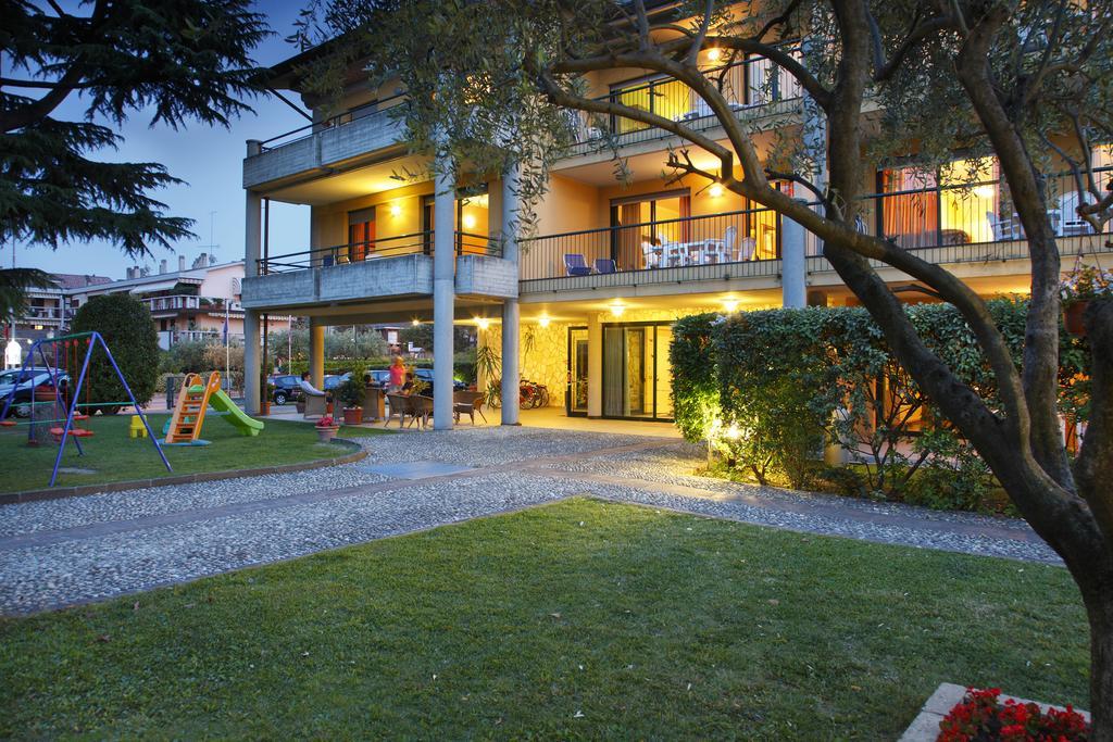 Residence Spiaggia D'Oro デセンツァーノ・デル・ガルダ エクステリア 写真