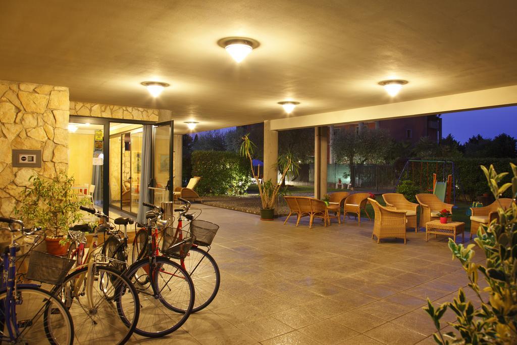 Residence Spiaggia D'Oro デセンツァーノ・デル・ガルダ エクステリア 写真