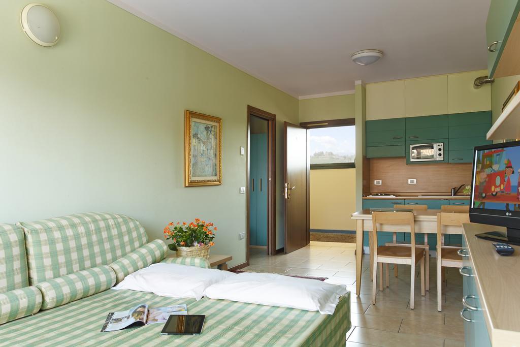 Residence Spiaggia D'Oro デセンツァーノ・デル・ガルダ エクステリア 写真