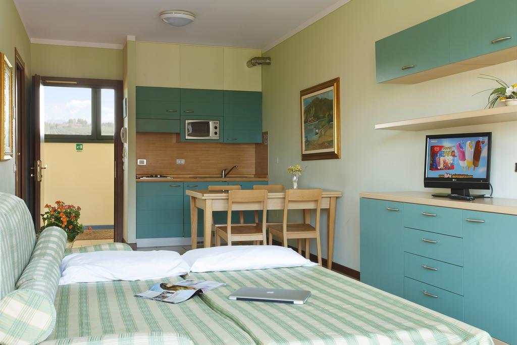 Residence Spiaggia D'Oro デセンツァーノ・デル・ガルダ エクステリア 写真